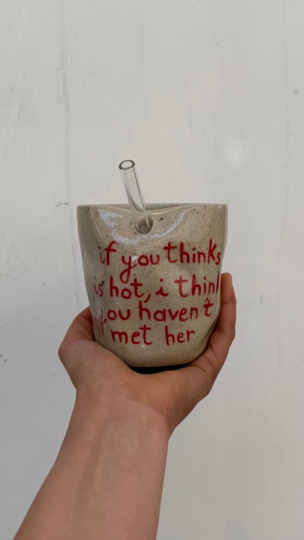 Tasse Paille - "If you thinks is hot you haven't met her"