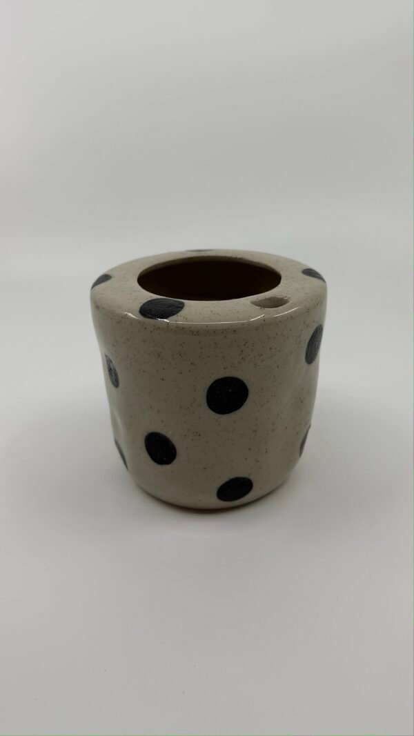 Tasse à encoche pois noirs