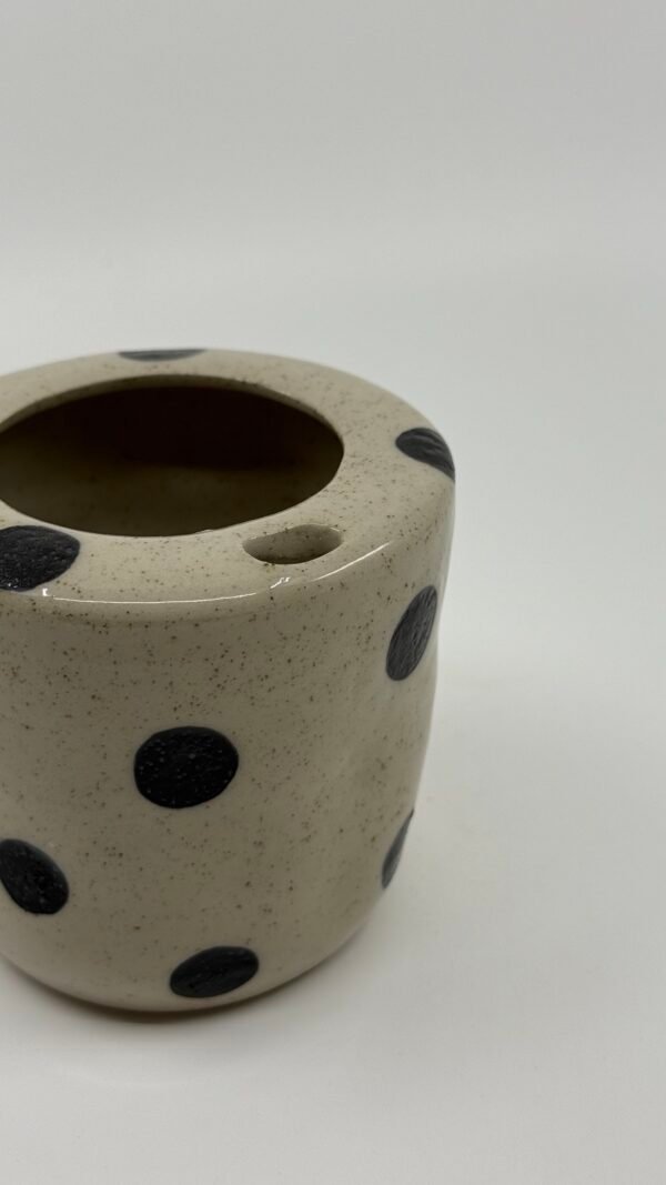 Tasse à encoche pois noirs
