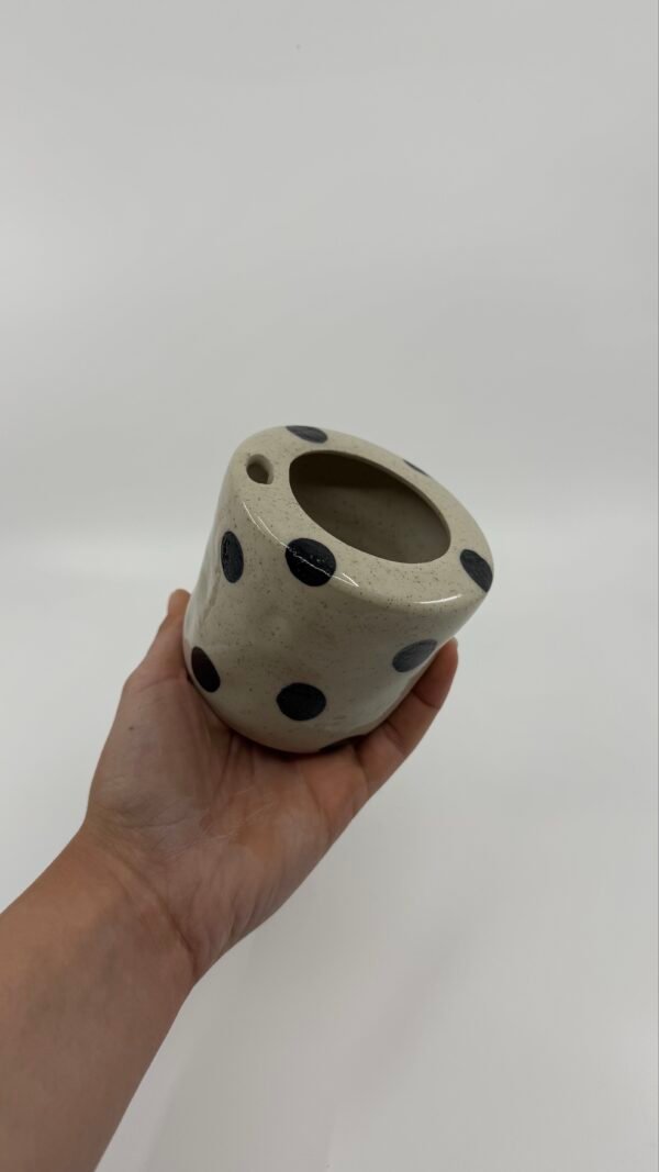 Tasse à encoche pois noirs