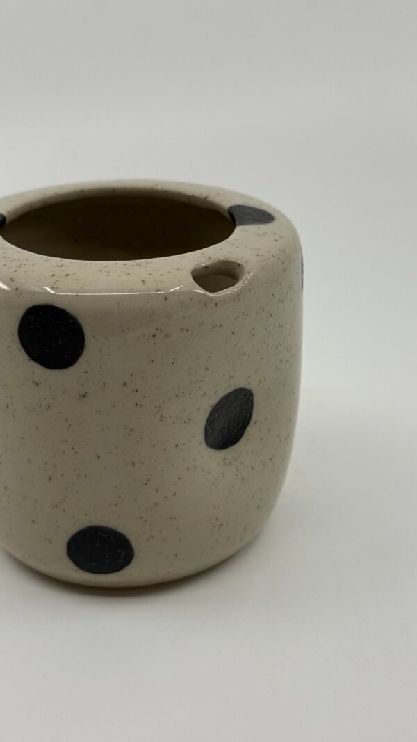 Tasse à encoche pois noirs 2